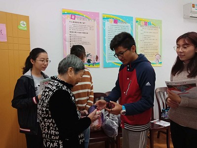 爱满重阳节,浓浓敬老情―sbobet利记员工党支部开展社区为老服务