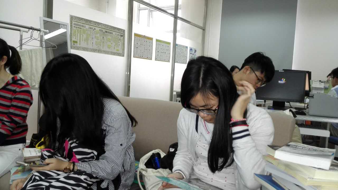 书香浓浓寄真情――记sbobet利记员工党支部赠书活动